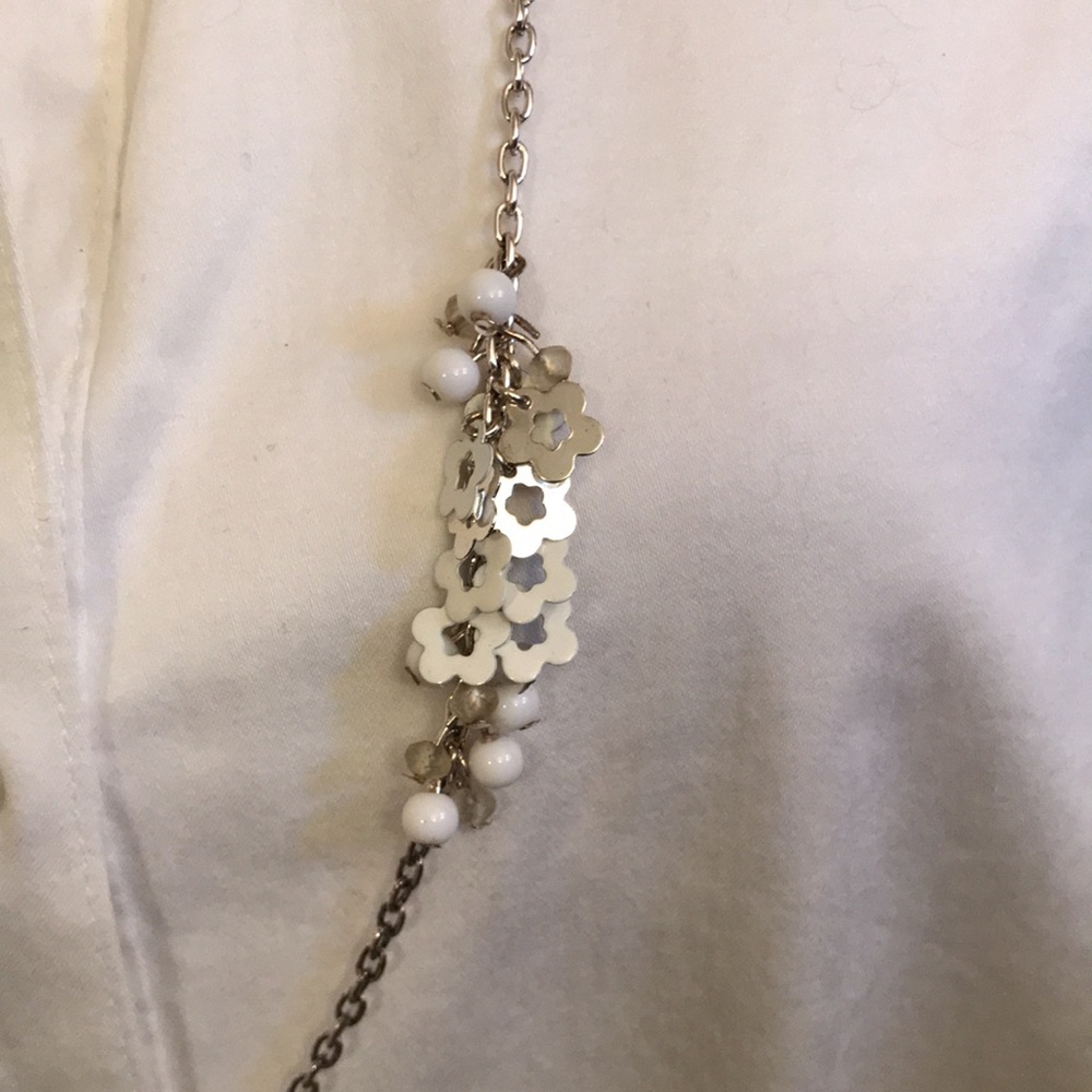 Silver-tone white flower and bead design necklace.  Very cute! - Picture 2 of 8